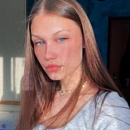 Elsa B. headshot